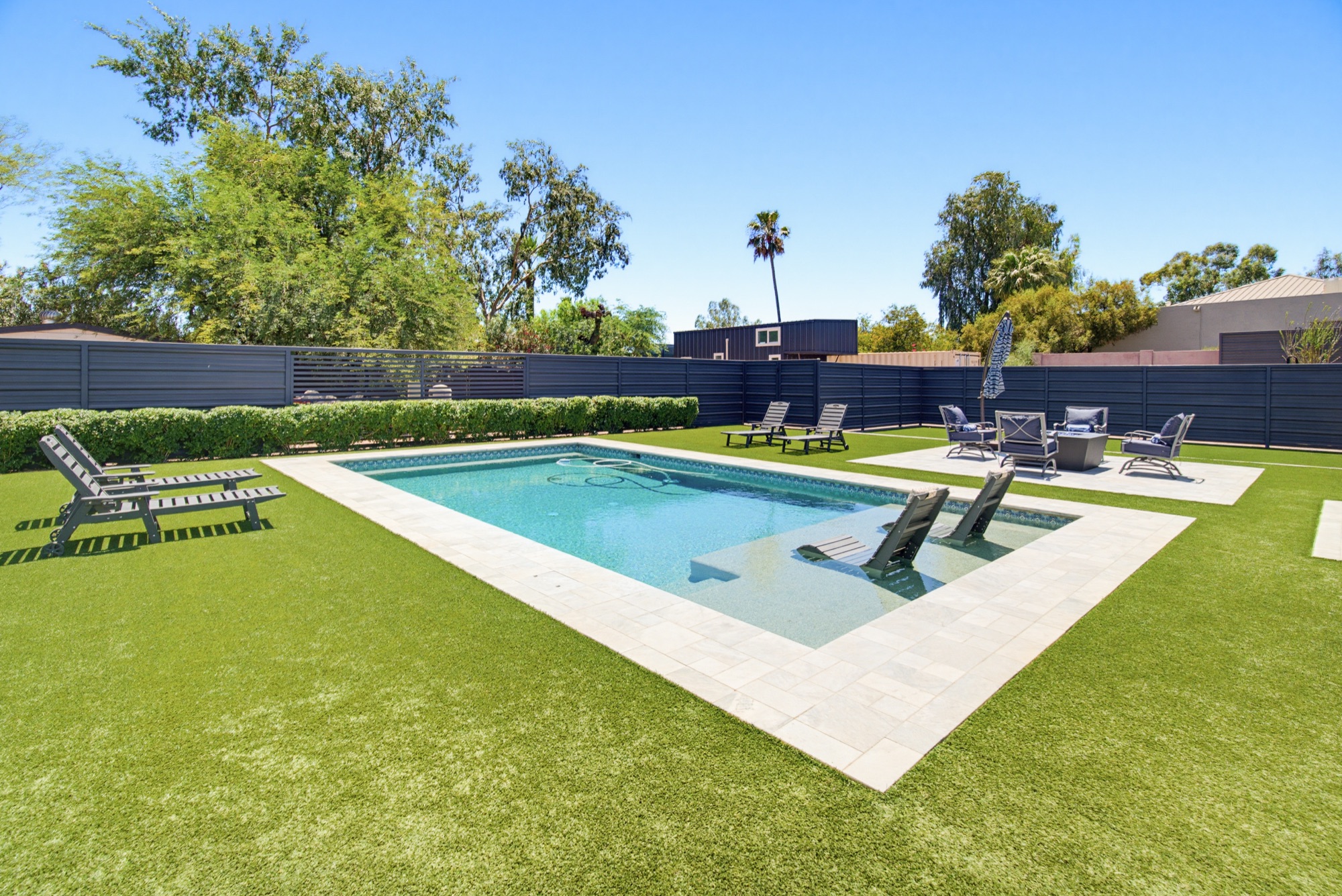 Pool with in-water loungers