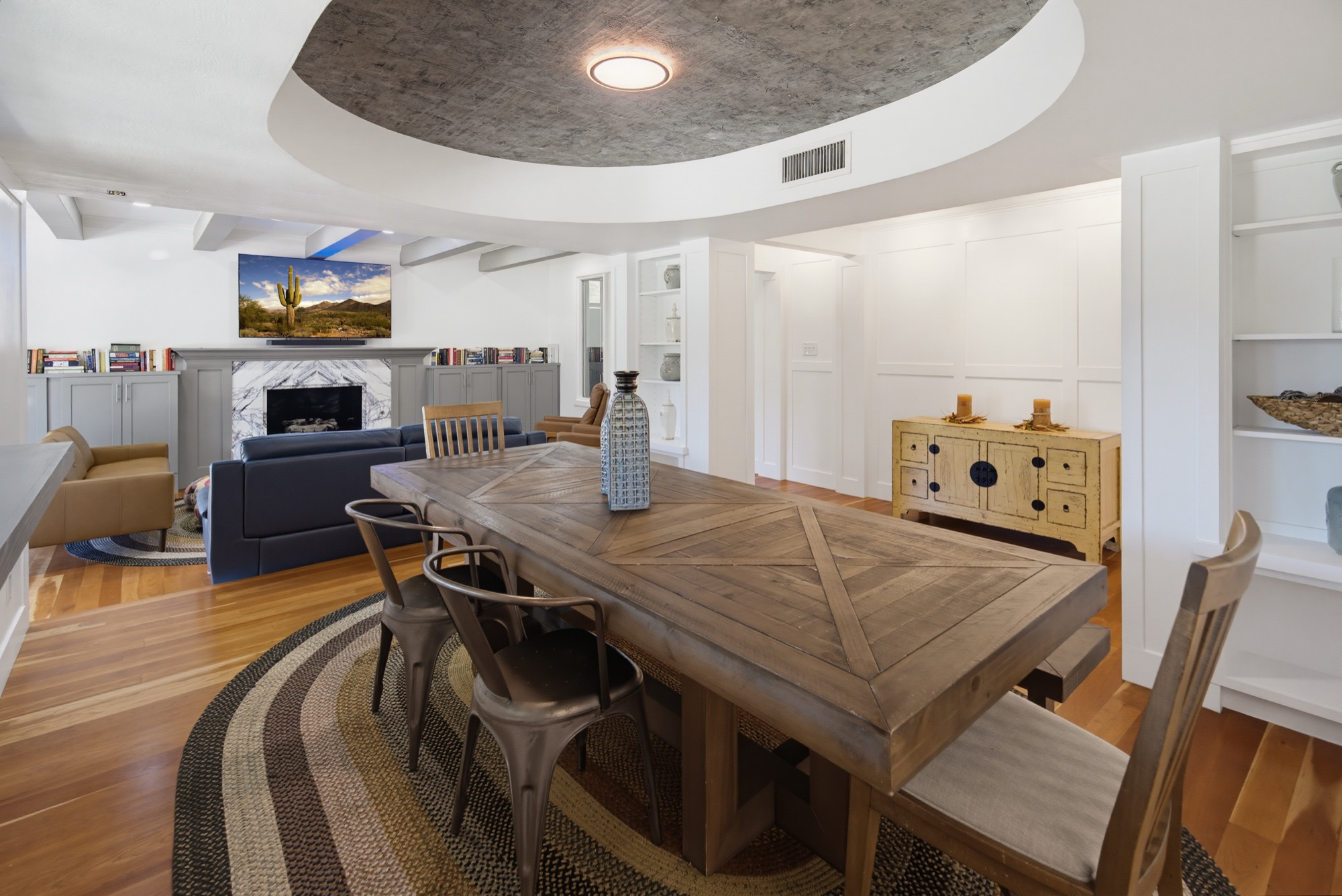 Dining room under an oval ceiling