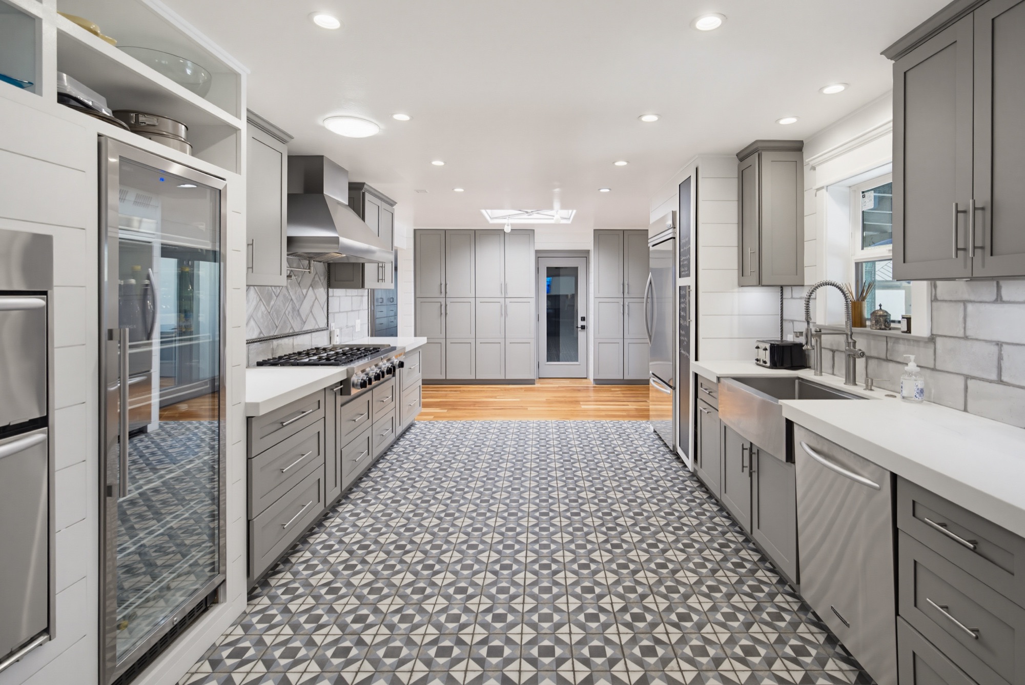 Chef kitchen with six-burner range