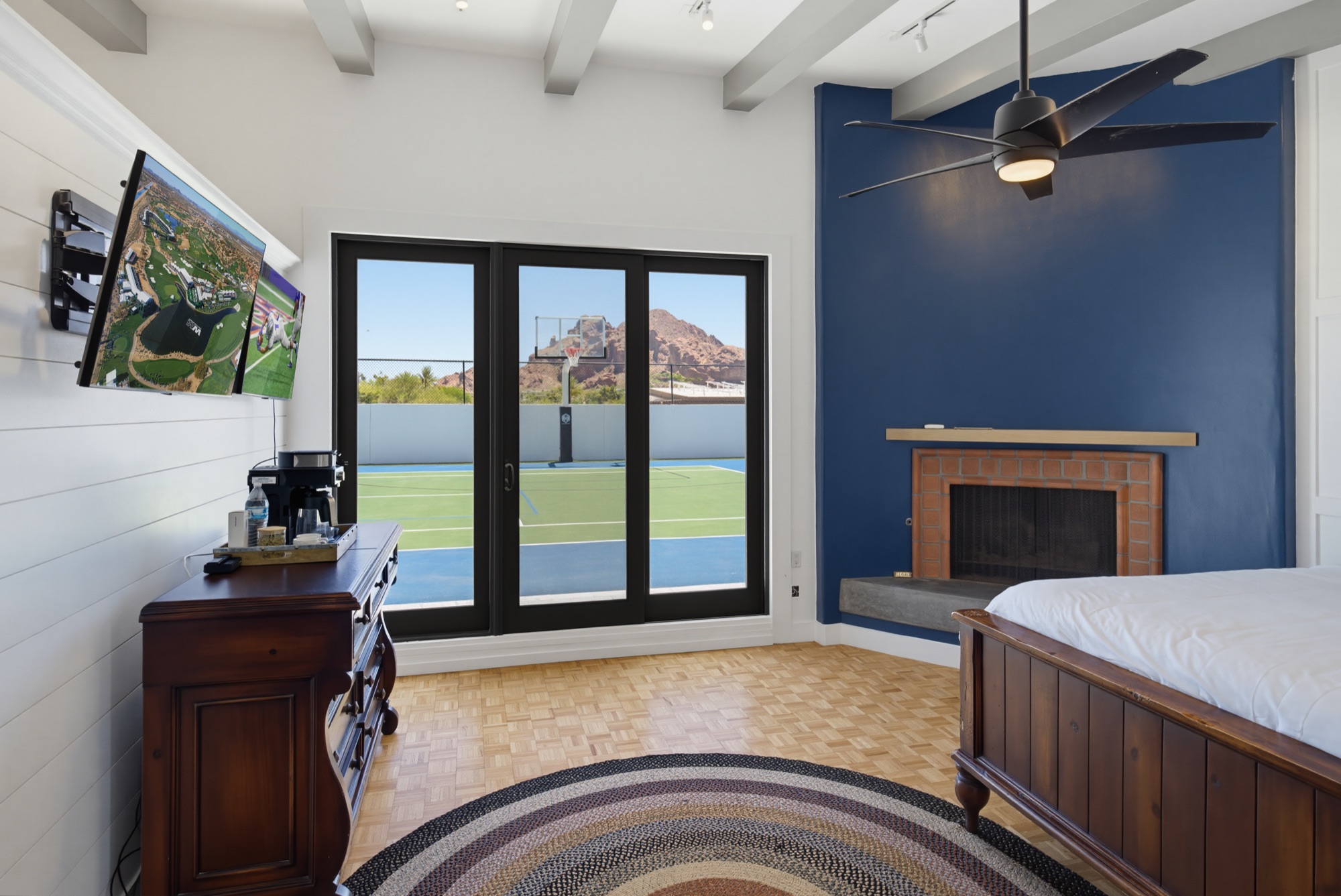 Bedroom that opens onto the tennis court